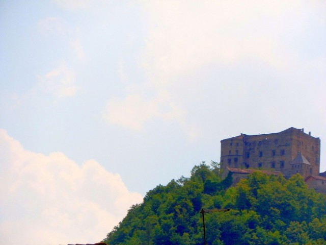 Widok na zamek z jeziora Caldonazzo. Zdjęcie zrobione z odległości ok. 8 km. Fot. Halina Kr&uuml;sch Czopowik