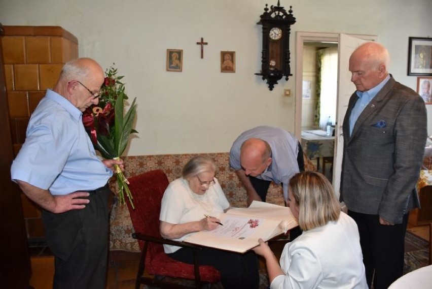 Pani Stanisława Borowiak z Młyniewa obchodziła 95 urodziny. Jubilatkę odwiedziła delegacja grodziskiego ratusza [ZDJĘCIA]