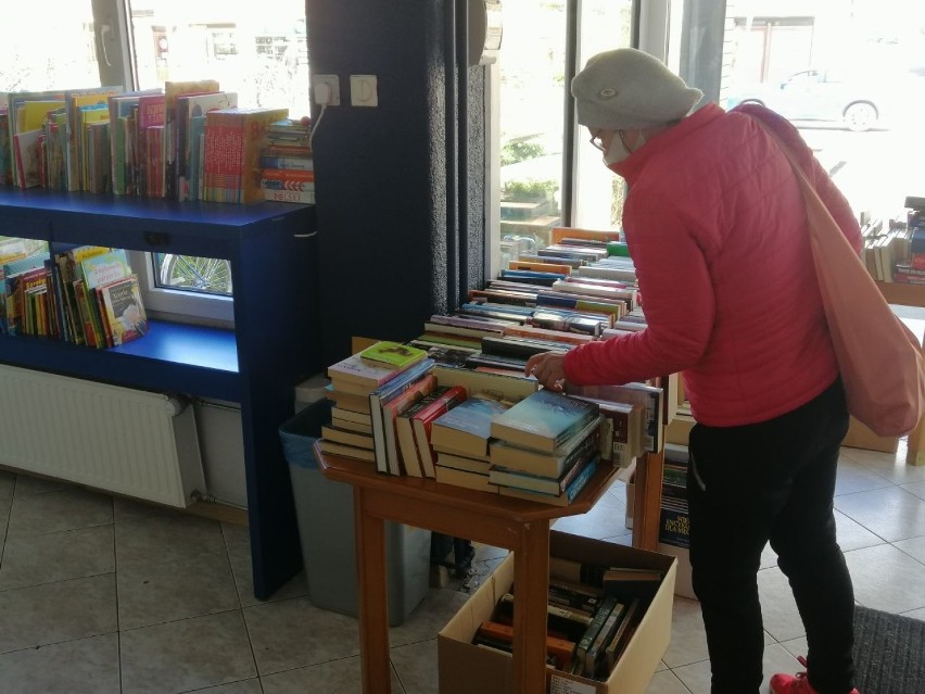 Biblioteczny kiermasz dla Kacperka. Setki książek za grosze w Goleniowie