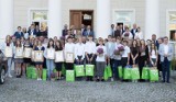 Stypendialna gala odbyła się w gminie Wartkowice. Wyróżniono 30 uczniów z kilku gmin ZDJĘCIA