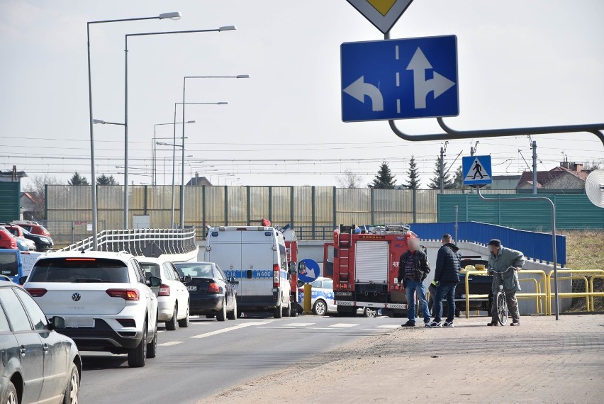 Malbork. Wypadek na ulicy de Gaulle'a [ZDJĘCIA]. Samochód osobowy wjechał w barierki. Kierowca był pijany