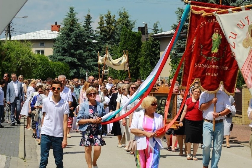 Setki osób w procesji Bożego Ciała w parafii Świętego Judy Tadeusza w Starachowicach. Zobaczcie zdjęcia
