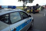 Groźna kolizja w Stępkowie: ford uderzył w skarpę i dachował