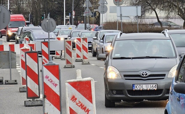 Gigantyczne korki na alei IX Wieków Kielc aż do alei Solidarności z powodu zamknięcia dwóch pasów jezdni. Utrudnienia potrwają co najmniej do piątku.
