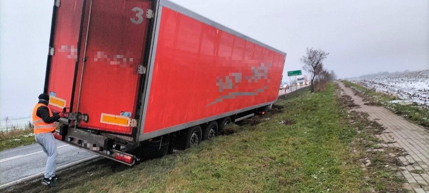 Pod Łasinem ciężarówka wjechała do rowu. Były utrudnienia w...