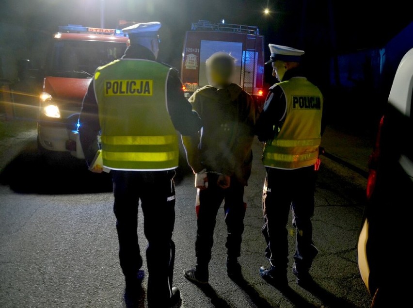 Jeden wylądował na posesji, a drugi na drzewie. Nietrzeźwi kierowcy rozbili auta w Starogardzie i w Szlachcie 