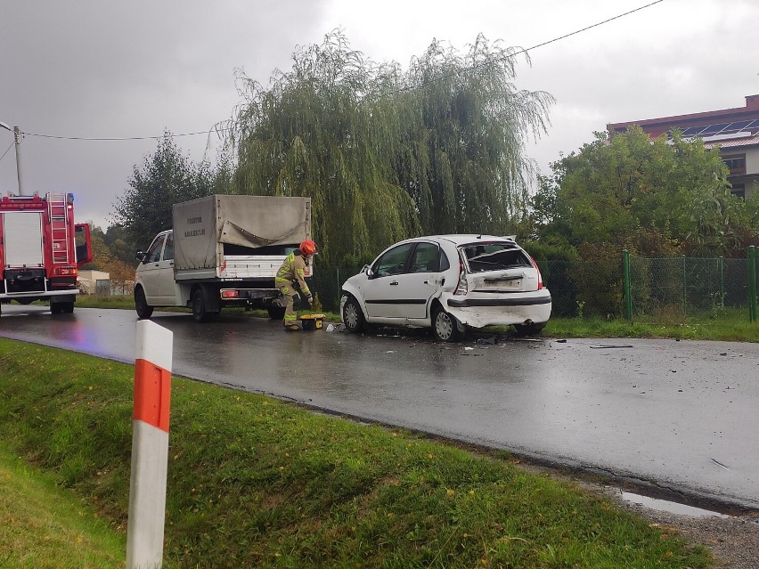 Zderzenie trzech samochodów na drodze powiatowej w Trzcinicy [ZDJĘCIA]