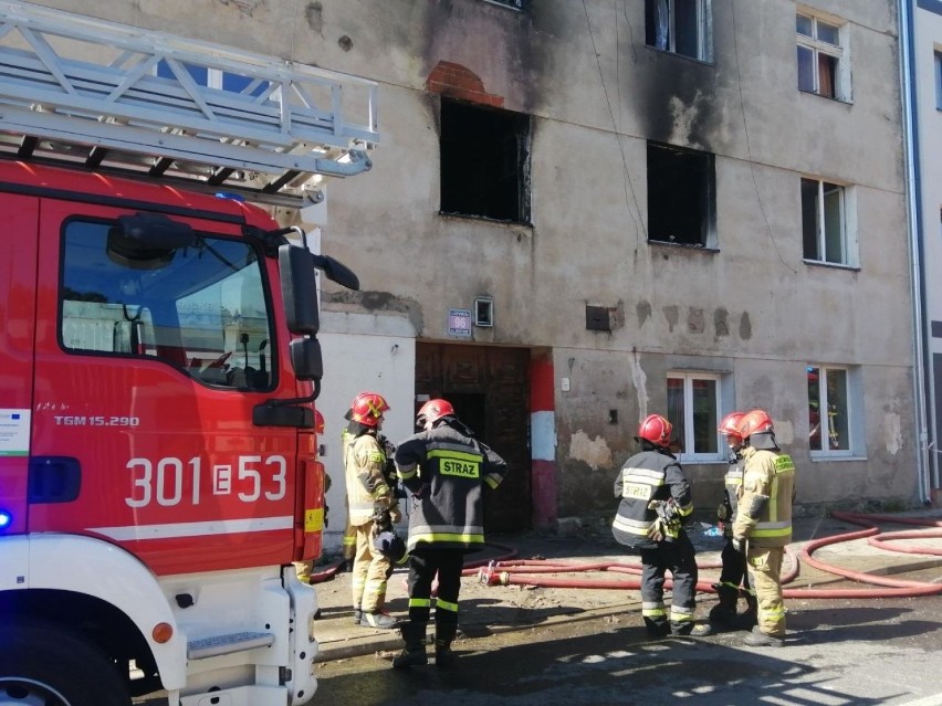 Pożar na ulicy Łagiewnickiej w Łodzi. Z płonącego mieszkania wyskoczył mężczyzna. Jego upadek zamortyzowali przechodnie! FILM