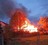 Powiat chrzanowski. Pożar stodoły we wsi Brodła. Ogień i kłęby dymu widoczne były z daleka. Zobacz zdjęcia  