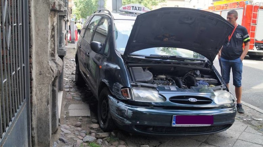 Wypadek w Bydgoszczy z udziałem taksówki [zdjęcia, wideo]