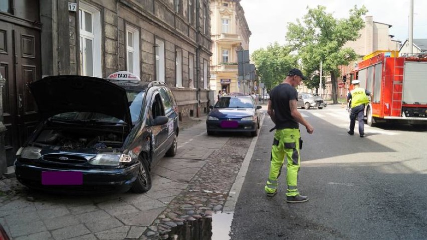 Wypadek w Bydgoszczy z udziałem taksówki [zdjęcia, wideo]