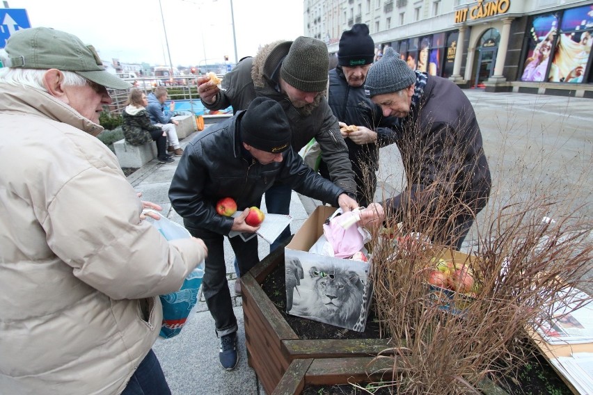Akcja "Jedzenie Zamiast Bomb" w Kielcach. Rozdawali wegańskie posiłki dla bezdomnych [ZDJĘCIA, WIDEO]