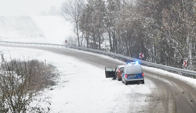 Po ataku zimy oświęcimscy policjanci nieustannie wyjeżdżają do wypadków i kolizji. Tutaj w Polance Wielkiej.