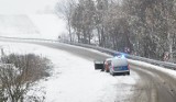 Powiat oświęcimski. Załamanie pogody spowodowało serię kolizji na drogach. Policja apeluje i dostosowanie prędkości do warunków