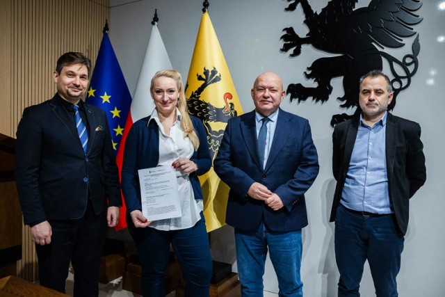 Tczewskie stowarzyszenie Kolory Życia w tym tygodniu podpisało z władzami Pomorza umowę na prowadzenia Lokalnego Punktu Informacyjnego Funduszy Europejskich w Malborku.