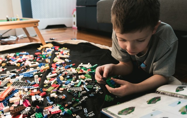Klocki Lego to propozycja, której nie mogło zabraknąć na naszej liście zwłaszcza, że oferta jest bardzo szeroka. Wśród niej znajdują się zestawy Duplo dla małych dzieci oraz zestawy z mniejszymi klockami, przeznaczone dla trochę starszych użytkowników. Dodatkowo dostępne są zestawy tematycznie dotyczące znanych filmów czy bajek, a także zestawy umożliwiające zbudowanie własnego robota. Dzięki zabawie ponadczasowymi klockami dziecko rozwinie swoją kreatywność i wyobraźnię przestrzenną, a także będzie mogło znaleźć zajęcie na długie godziny.