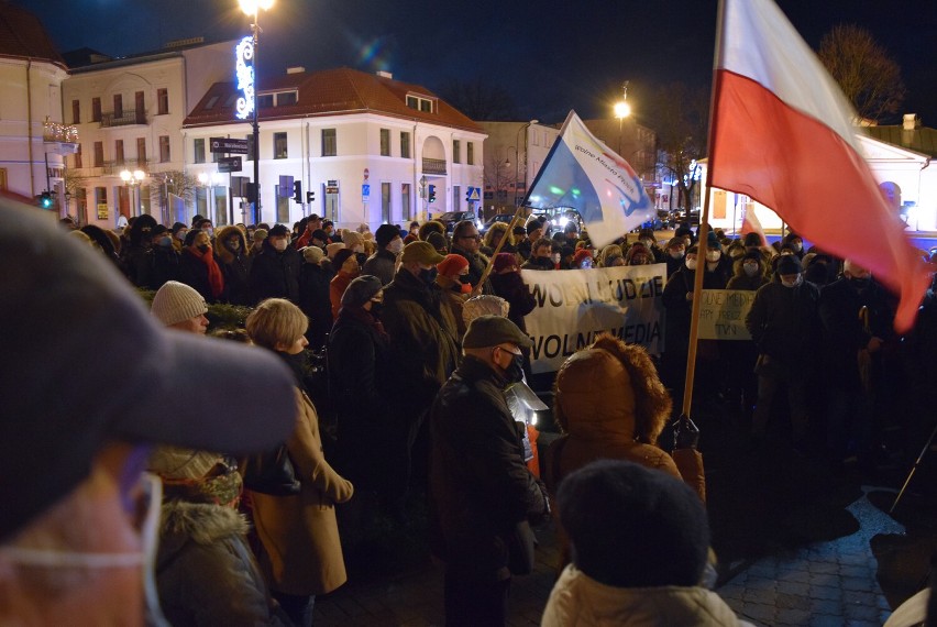 Protest przeciwko “lex TVN”. Mieszkańcy zebrali się na Placu Narutowicza