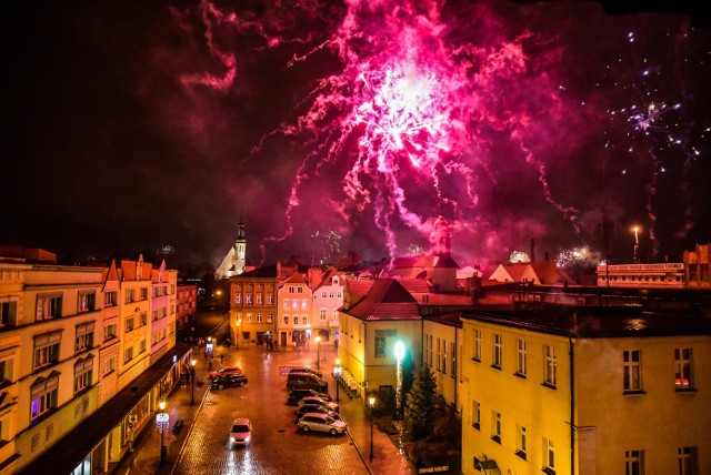 Kilkadziesiąt osób przywitało Nowy Rok na żarskim Rynku. Oglądali fajerwerki nad miastem