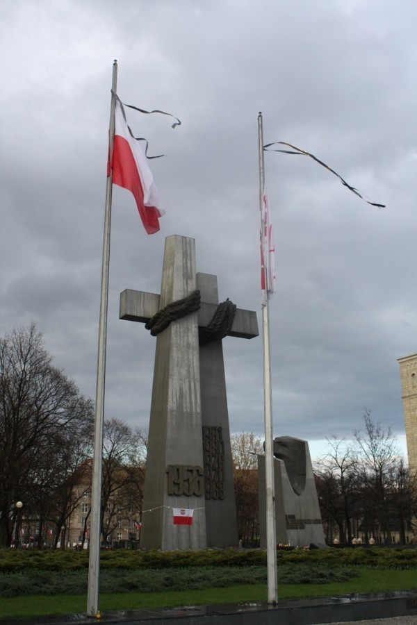 Flagi przepasane kirem na Placu Mickiewicza.