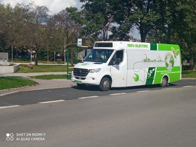 Biało - zielony autobus elektryczny przez kilka dni woził pasażerów na linii komunikacyjnej nr 1 oraz nr 5 w Sandomierzu. Testowanie samochodu to zapowiedź, że Przedsiębiorstwo Gospodarki Komunalnej i Mieszkaniowej w Sandomierzu przygotowuje się do zmiany taboru z tradycyjnego na olej napędowy na autobusy elektryczne.