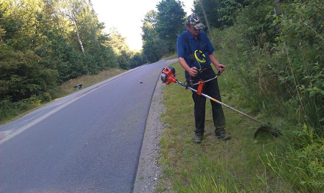 Sołtys Dąbrowski za 300 zł wykasza 20 km poboczy