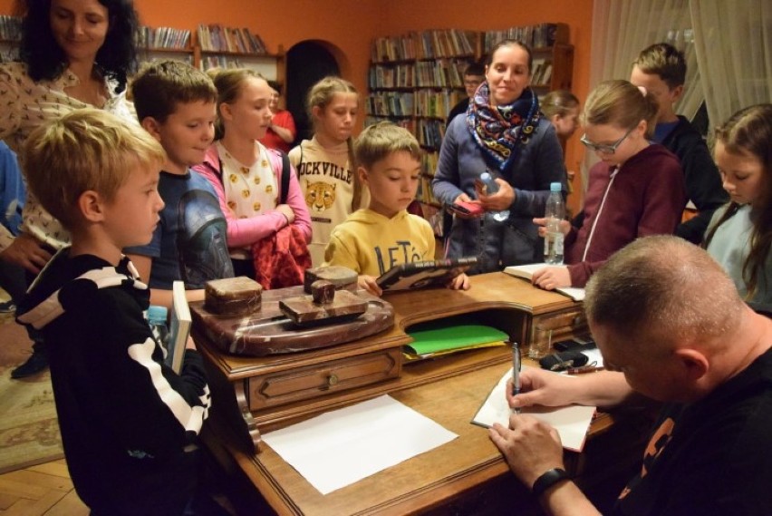 Pruszcz Gdański: Dzieci spotkały się z pisarzem w Noc Bibliotek. Były opowieści o ...duchach oraz ich szukanie [ZDJĘCIA, WIDEO]