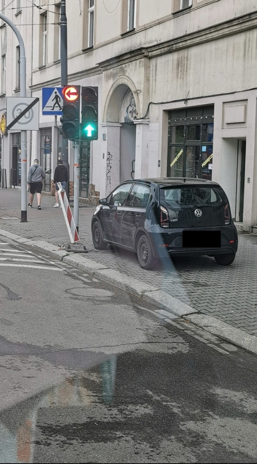 „Mistrzowie parkowania” w Katowicach. Zobacz jak zostawiają...