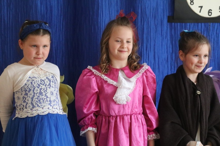 Legnica: Spektakl Kopciuszek w wykonaniu przedszkolaków z grupy Montessorki, zdjęcia