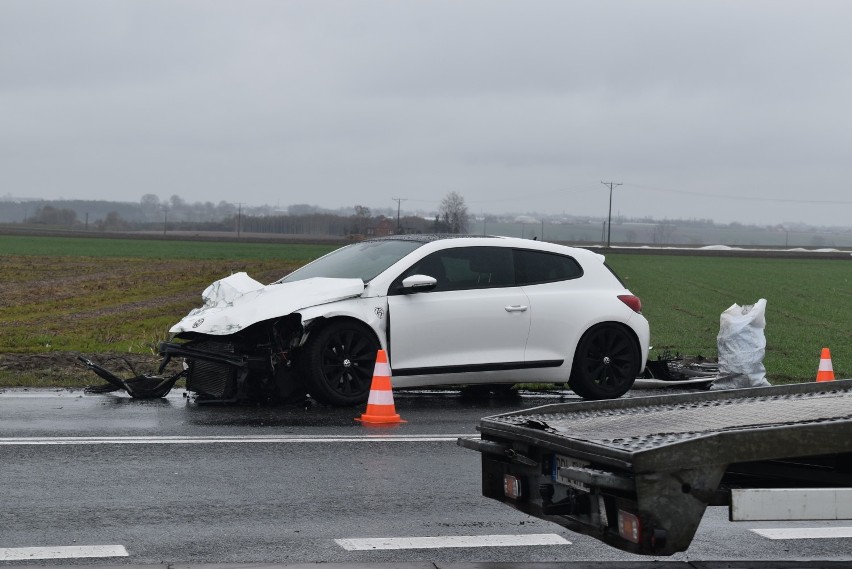 Sportowy volkswagen zderzył się z ciągnikiem rolniczym John Deere