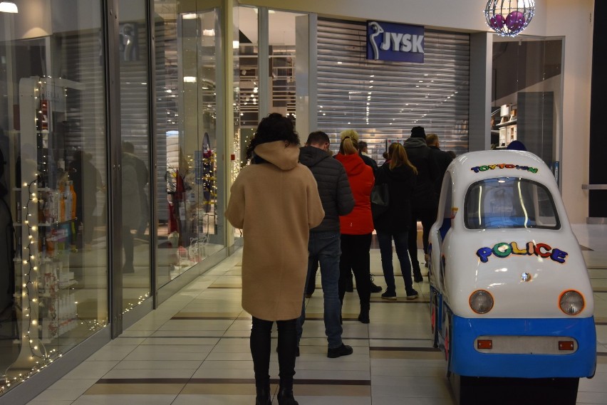 Tarnów. Wielkie otwarcie sklepu JYSK w Galerii Tarnovia! Od rana ustawiała się kolejka chętnych na rabaty i niespodzianki [ZDJĘCIA]