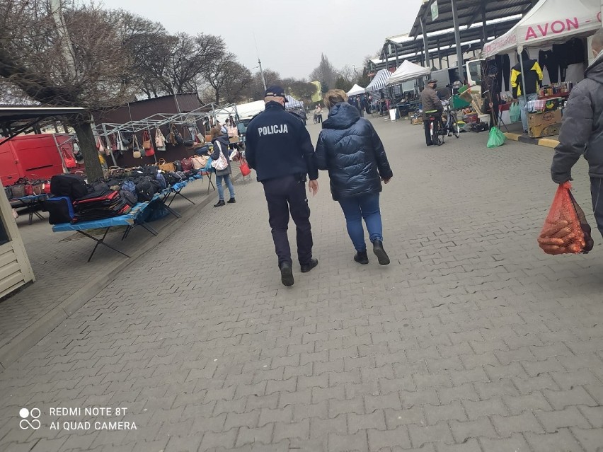 Mandaty za brak maseczki w Zduńskiej Woli. Policja kontroluje przestrzeganie obostrzeń