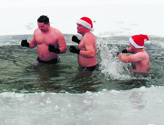 Chrzanowskie morsy zachęcają do zabawy w lodowatej wodzie