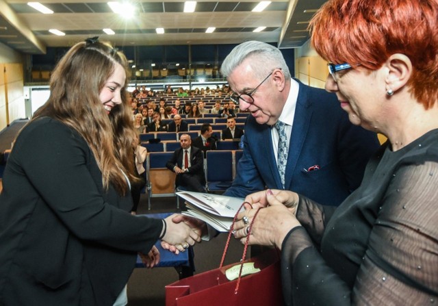 Maturzystów pożegnała w piątek dyrekcja szkoły, grono pedagogiczne, pracownicy administracji i obsługi, a także uczniowie młodszych klas. 

ZOBACZ: Co się będzie działo w Bydgoszczy w ten weekend? Sprawdź, gdzie warto się wybrać! [zapowiedzi]

Uczniowie oprócz świadectw ukończenia technikum otrzymali pamiątkowe dyplomy, nagrody książkowe oraz tableau ze zdjęciami uczniów całej klasy oraz wychowawcy i dyrektora szkoły. Teraz przed nimi egzamin maturalny. Życzymy powodzenia!


Pogoda na dzień 28.04.2018  | KUJAWSKO-POMORSKIE

źródło: TVN Meteo/x-news
