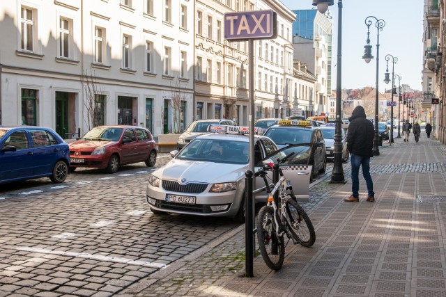 Wielu poznańskich taksówkarzy w obliczu pandemii koronawirusa rezygnuje z pracy. Tylko w jednej z poznańskich korporacji taksówkarskich w przeciągu ostatniego tygodnia zrobiło to aż 14 kierowców.