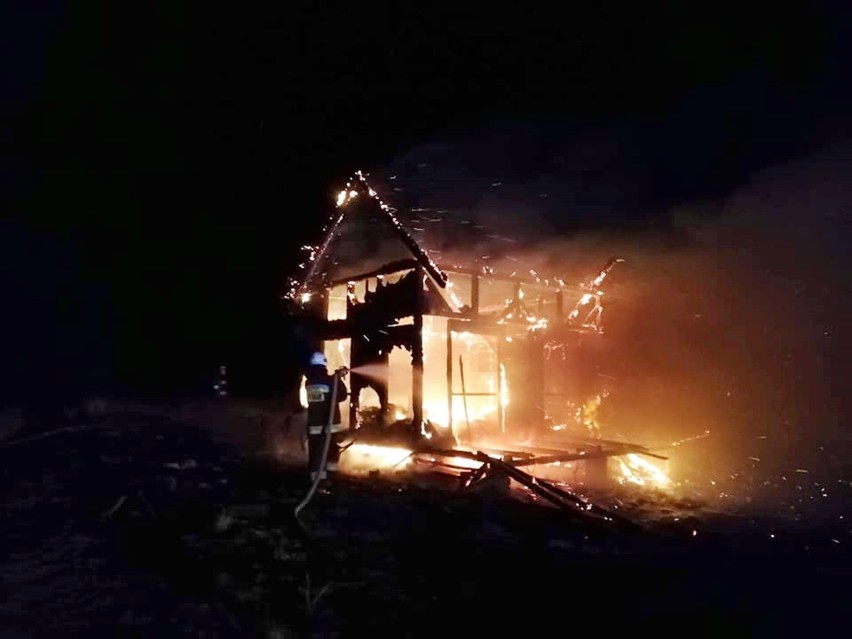 Dwa pożary w gminie Ińsko. Całkiem spalił się domek letniskowy i parter domu jednorodzinnego