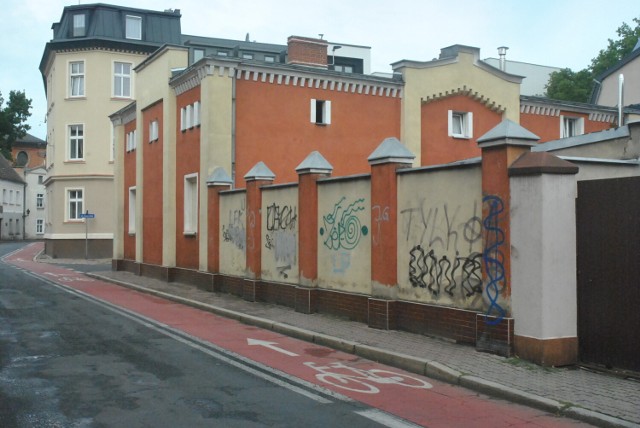 LESZNO. Graffiti to ogromny problem w mieście. Wiele miejsc w centrum i na osiedlach szpecą "dzieła" tzw. taggerów