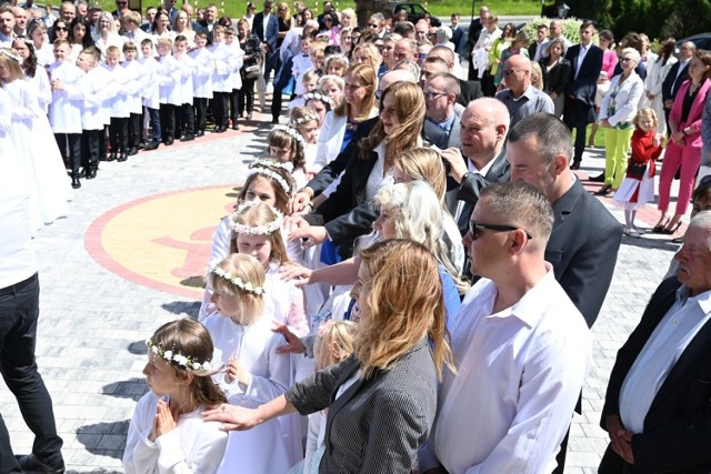 Przed Mszą świętą na placu przed kościołem rodzice błogosławili swoim dzieciom