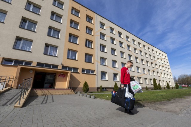 W poniedziałek o poranku ostatni studenci UKW opuszczali akademik "Atomek" przy ul. Łużyckiej 21. Miejsca zwolnili dla osób, które będą musiały poddać się 14-dniowej kwarantannie.