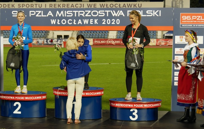 Klaudia Adamek na najniższym stopniu podium