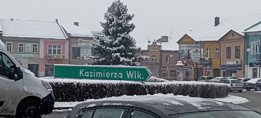 Zimowy krajobraz w Jędrzejowie. Śnieg przykrył miasto białym puchem. Zobaczcie zdjęcia