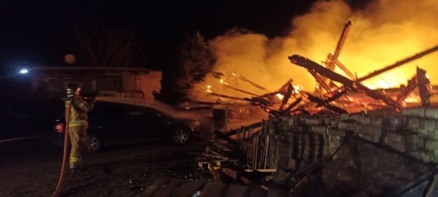 Nocny pożar budynku gospodarczego w Gąskowie [ZDJĘCIA]