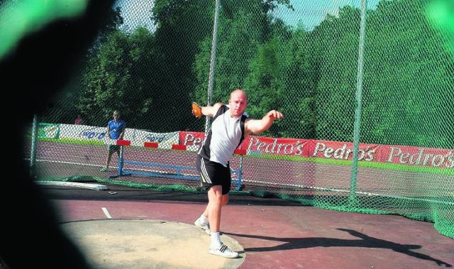 Dyskobol Piotr Małachowski startował już na stadionie w Bielsku-Białej. Jest jedną z gwiazd tegorocznych mistrzostw Polski.