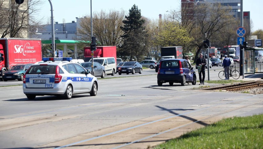 Wypadek na ul. Aleksandrowskiej w Łodzi. Zderzenie tramwaju i samochodu [ZDJĘCIA]