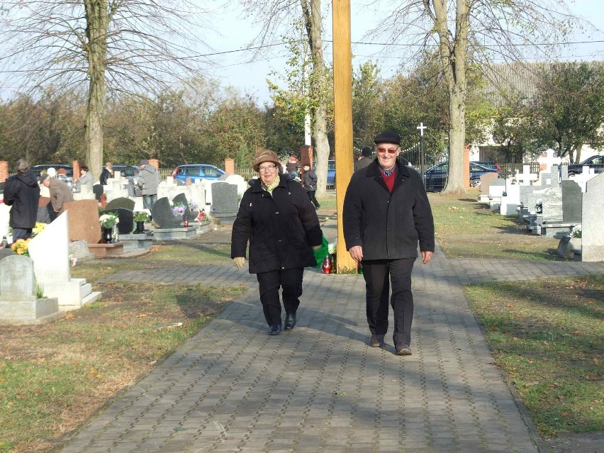 Powiat Pucki. Od rana odwiedzamy cmentarze, by złożyć hołd tym, których już nie ma z nami