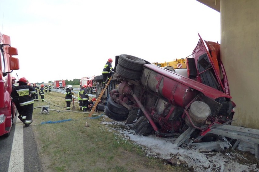 Wypadek na A2. W Rożniatowie Kolonii cysterna uderzyła w...