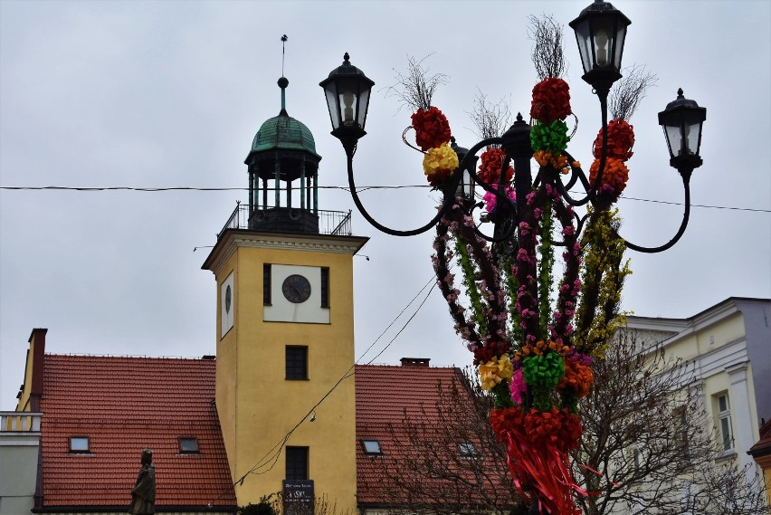 Rybnik stroi się na Wielkanoc. Wielkie palmy na rynku. Rozkładają się jarmarkowe "domki"