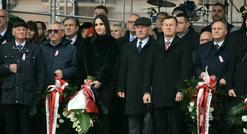 Chełmskie delegacje  złożyły wiązanki pod pomnikiem na Placu...