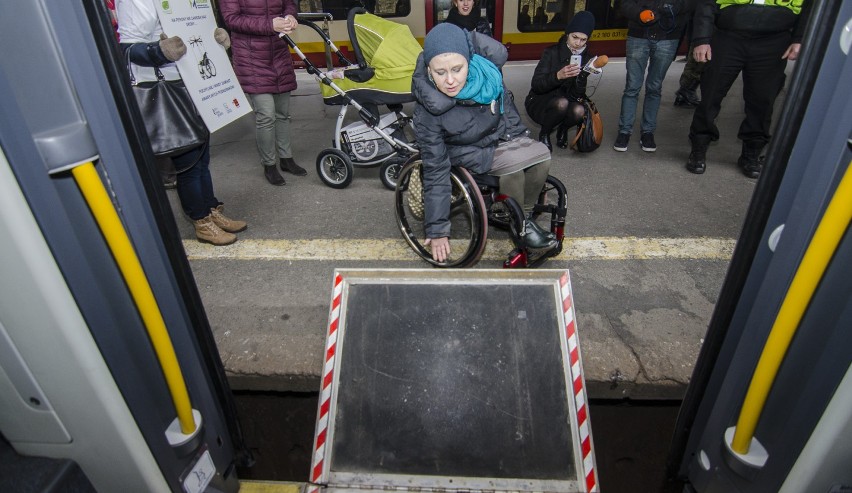 Happening niepełnosprawnych, Warszawa. Na perony nie zaniosą...