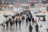 Molo i plaża w Sopocie pełna ludzi! Tłumy spacerowiczów mimo złej pogody. Oto zdjęcia!