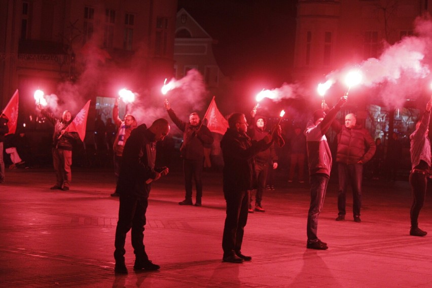 Na Rynku w Środzie odpalono race na cześć Powstańców Wielkopolskich